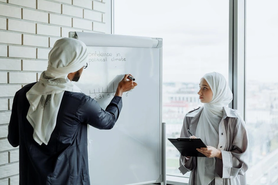 Bir ofis ortamında beyin fırtınası yapan çeşitli profesyonellerden oluşan bir ekip